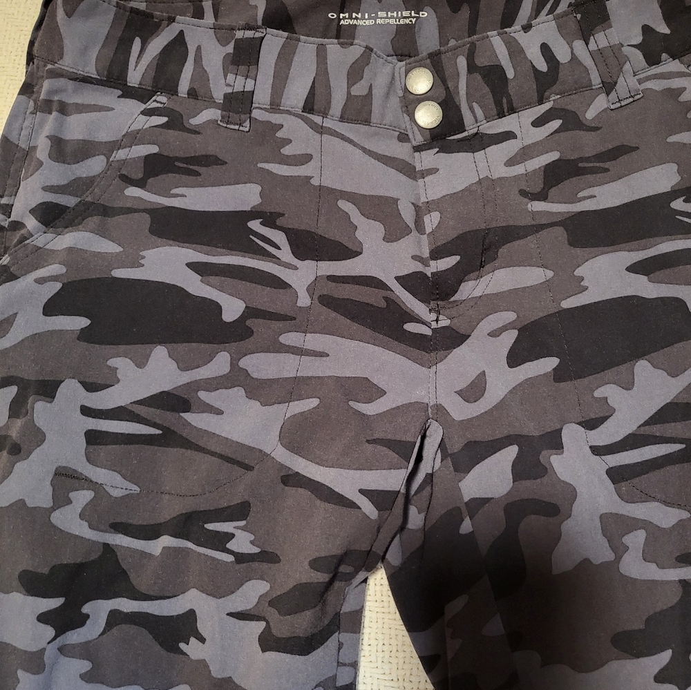Columbia Size 10 Grey Camo Capris